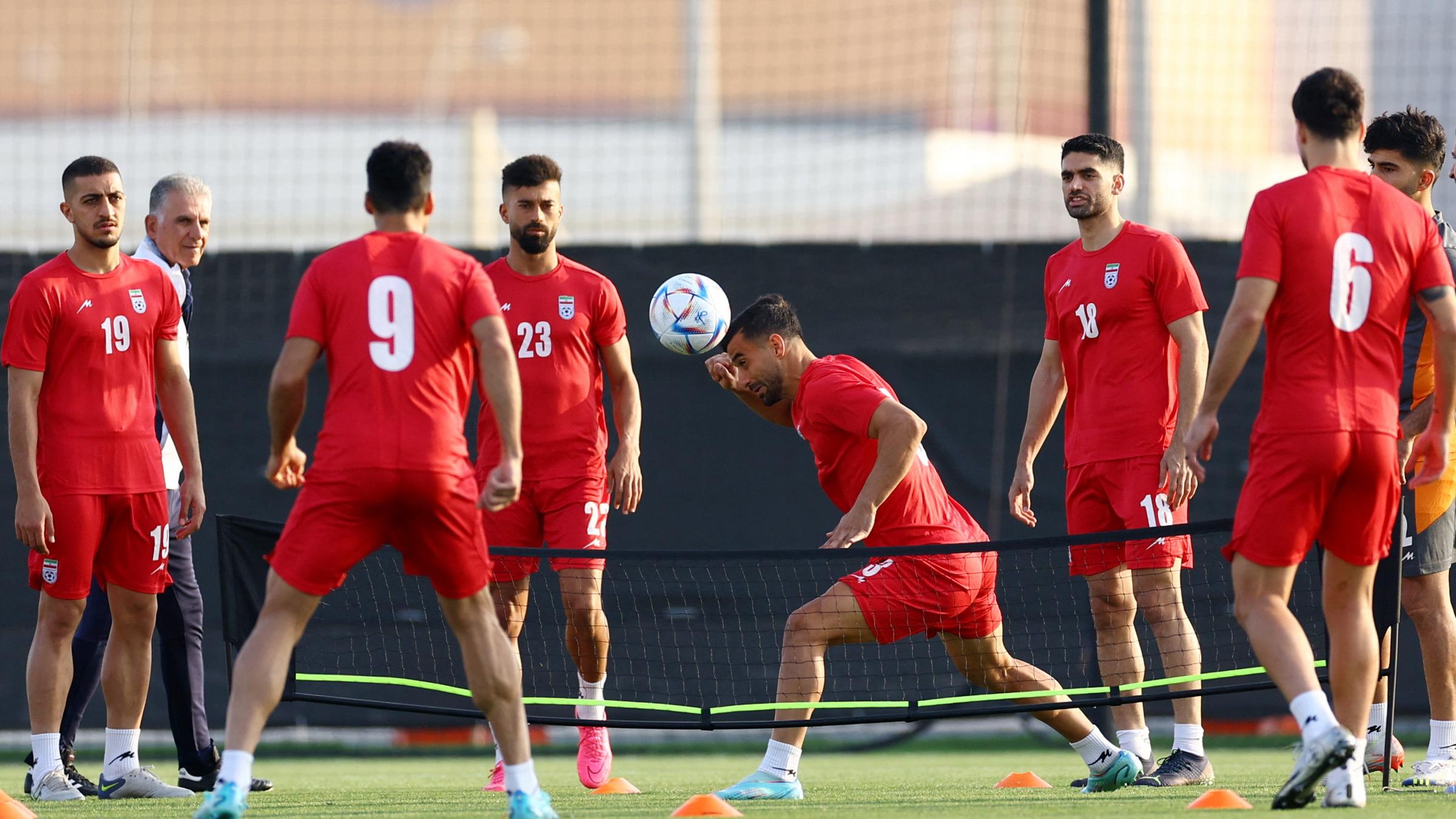 WM 2022: Die iranische Mannschaft beim Training. In der Mitte Ehsan Hajisafi.