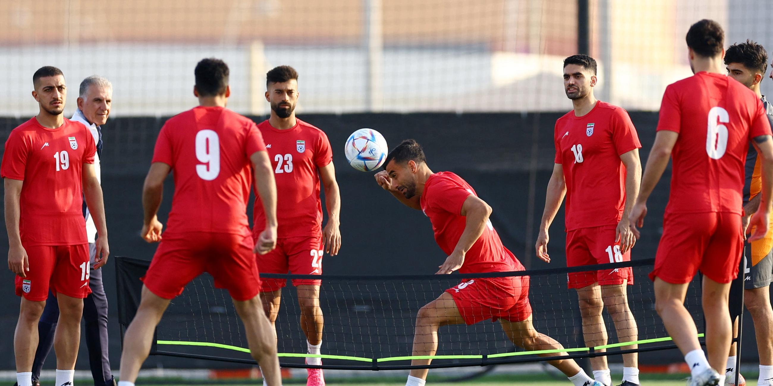 WM 2022: Die iranische Mannschaft beim Training. In der Mitte Ehsan Hajisafi.