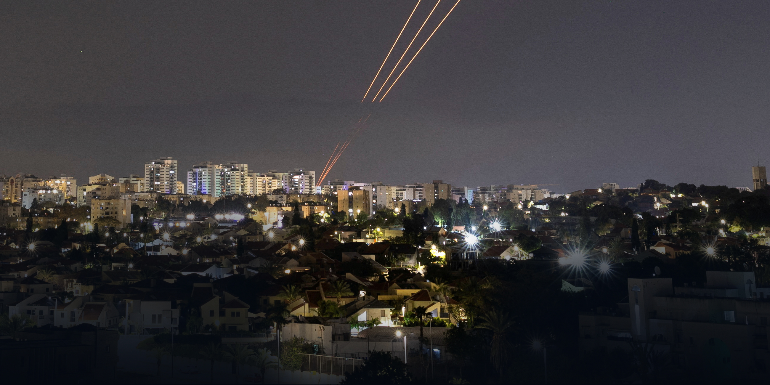 Feuerstreifen gehen vom Boden in der Stadt Ashkelon in den Himmel um Raketen abzufangen.