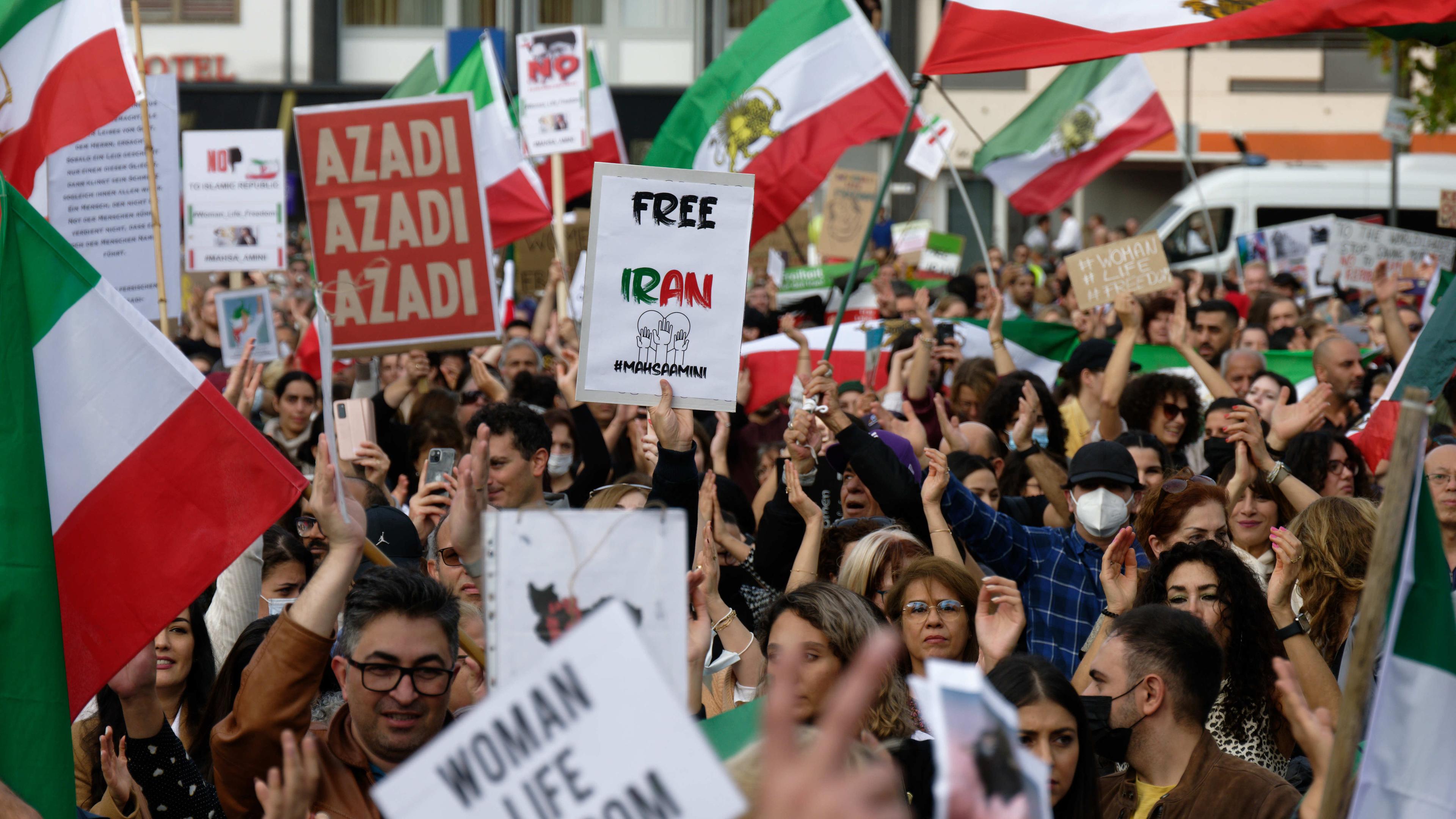 Mehrere Tausend Menschen bekunden bei einer Demonstration ihre Solidarität mit den Protestierenden im Iran