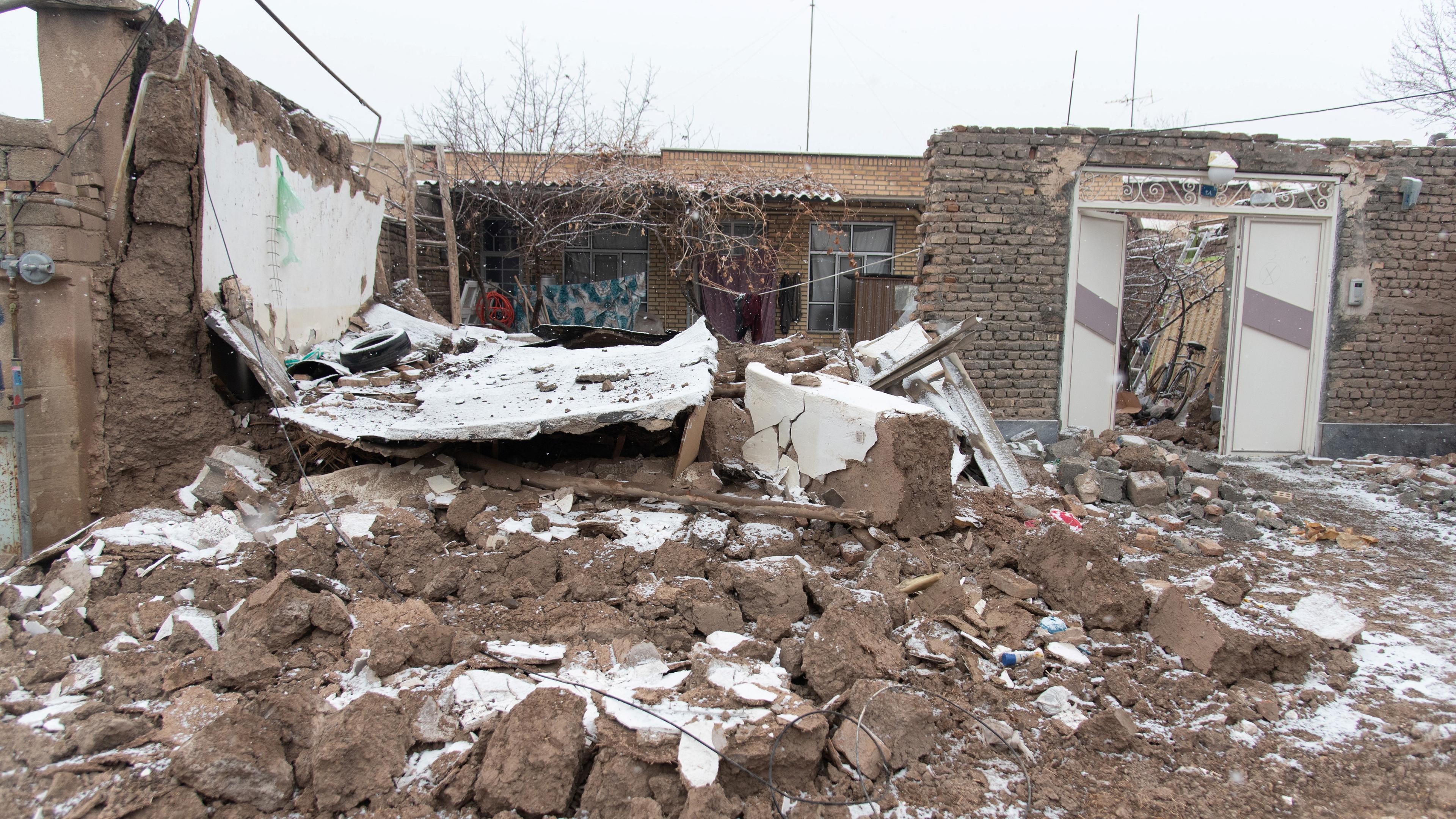 Ein zerstörtes Haus nach einem Erdbeben im Nordwesten des Iran