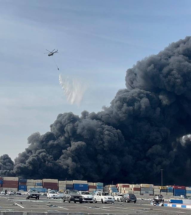 Eine riesige dunkle Rauchwolke, die von der vorherigen Explosion ausgeht.