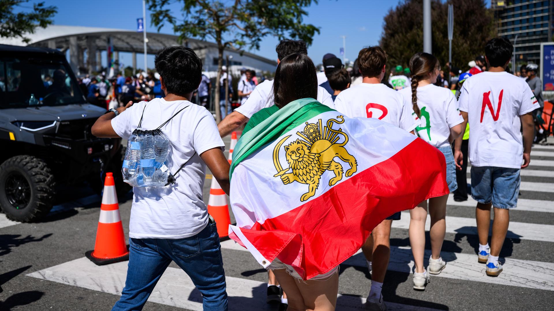 Die Fans der iranischen Nationalmannschaft laufen in Los Angeles zum Stadion