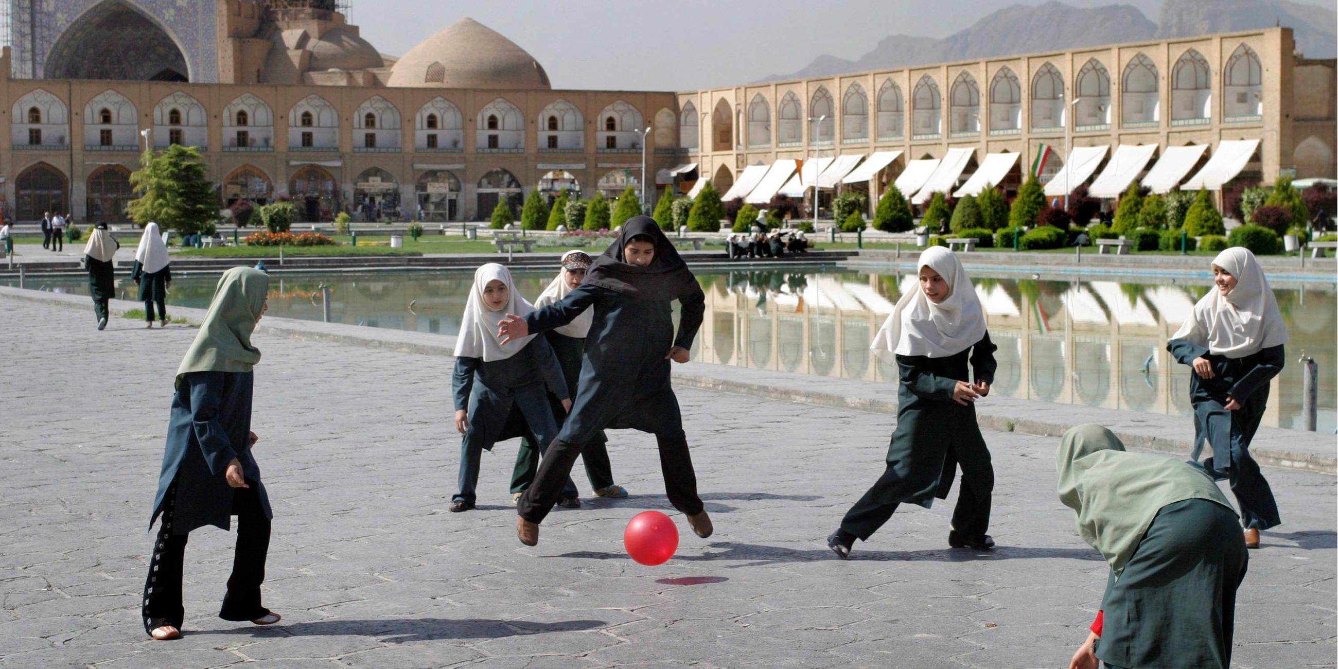 Iranische Frauen spielen Fußball auf großem Platz.