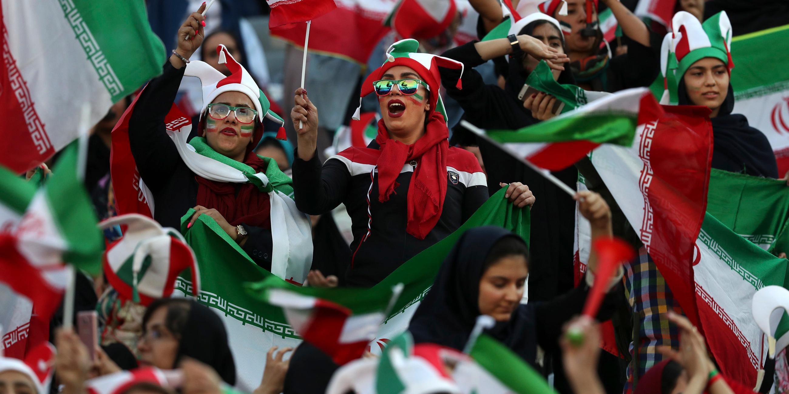 Frauen in einem Fußballstadion im Iran