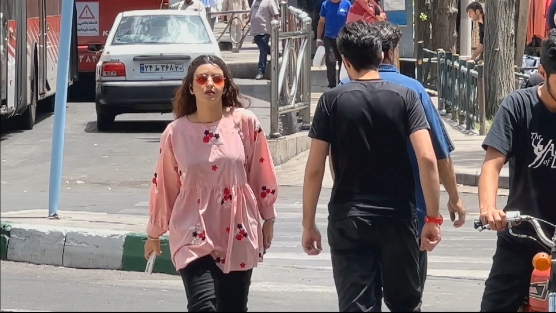 Eine junge Frau läuft durch die Straßen Irans