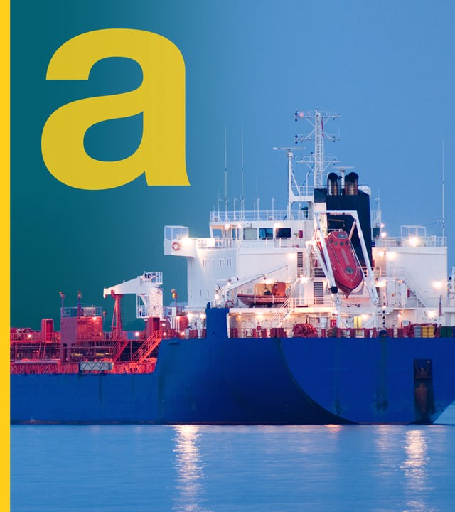 Ein Öltanker auf dem Meer am Abend