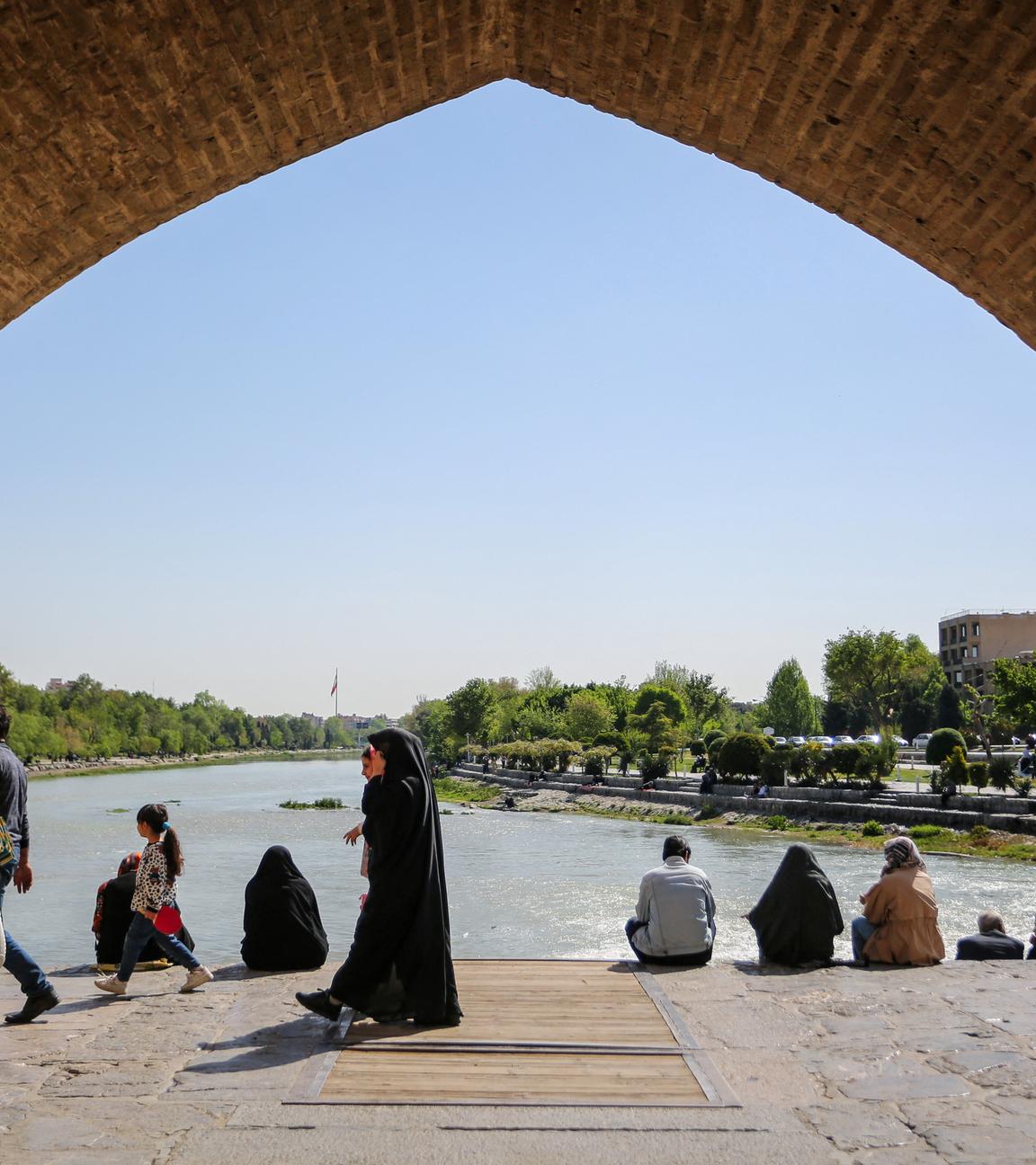 Menschen am Zayandeh Rud Fluss, in der Provinz Isfahan im Iran
