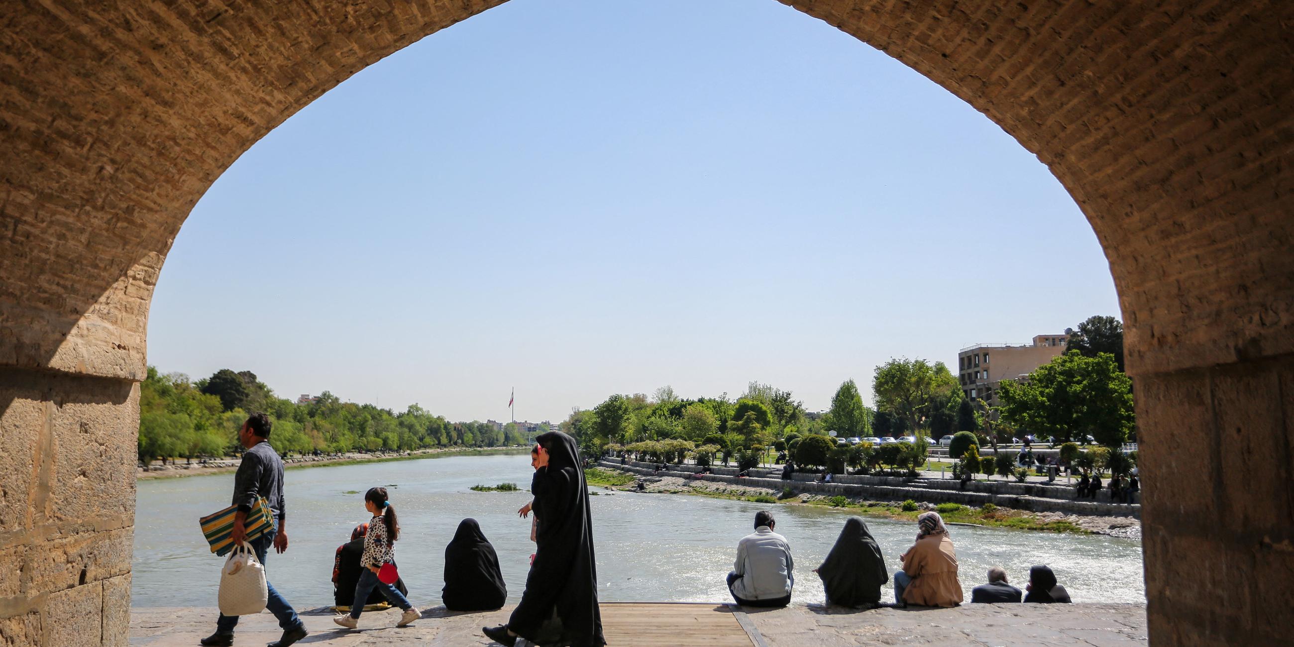 Menschen am Zayandeh Rud Fluss, in der Provinz Isfahan im Iran