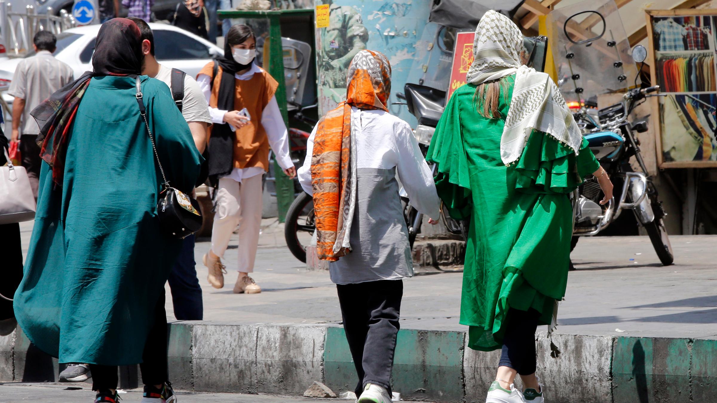 Iranische Frauen mit Kopftuch auf der Straße am 12. Juli 2022