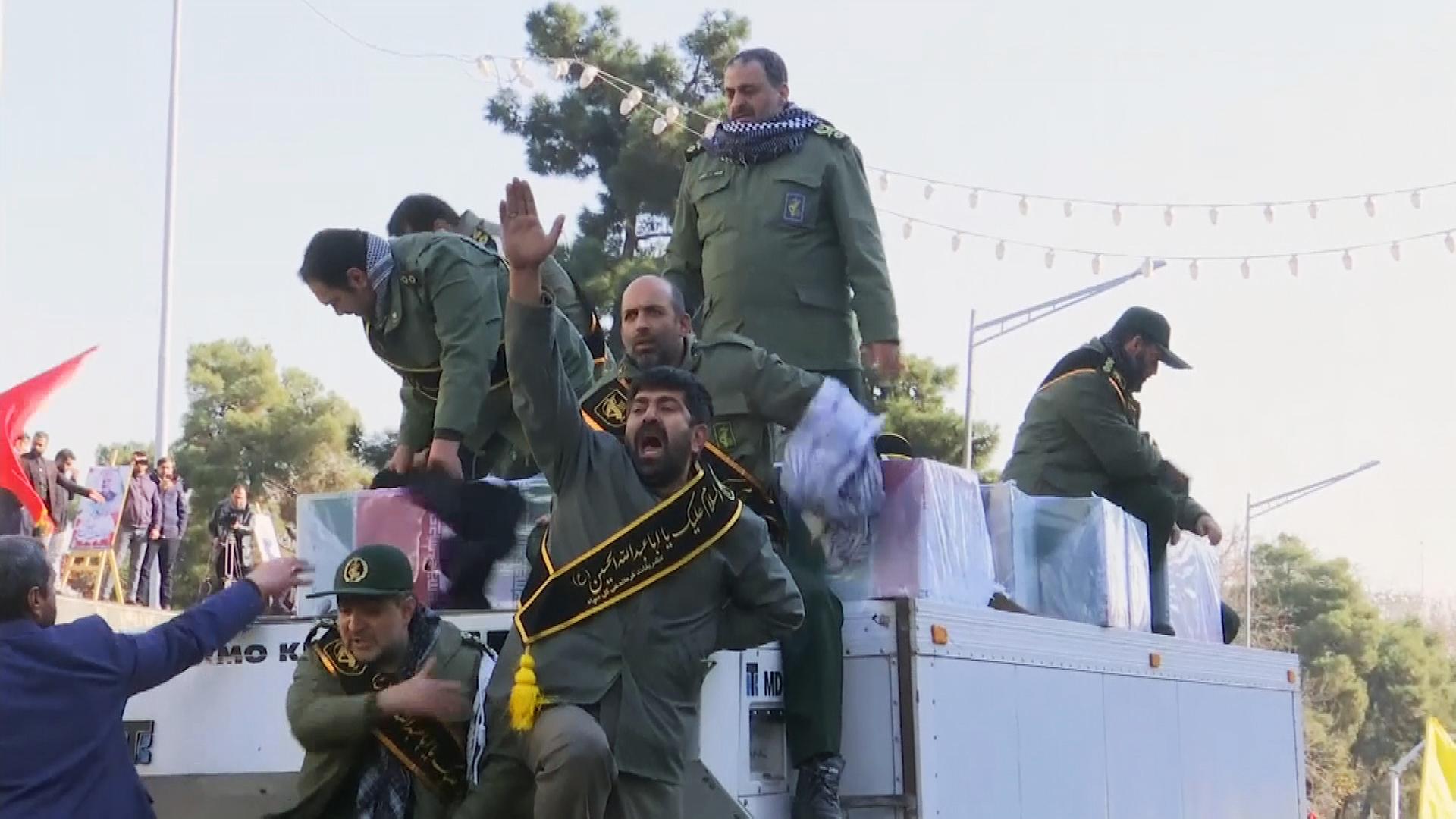 Iranisches Militär trauert um Soleimani, Mann hent rechten Arm am 06.01.2020 im Iran