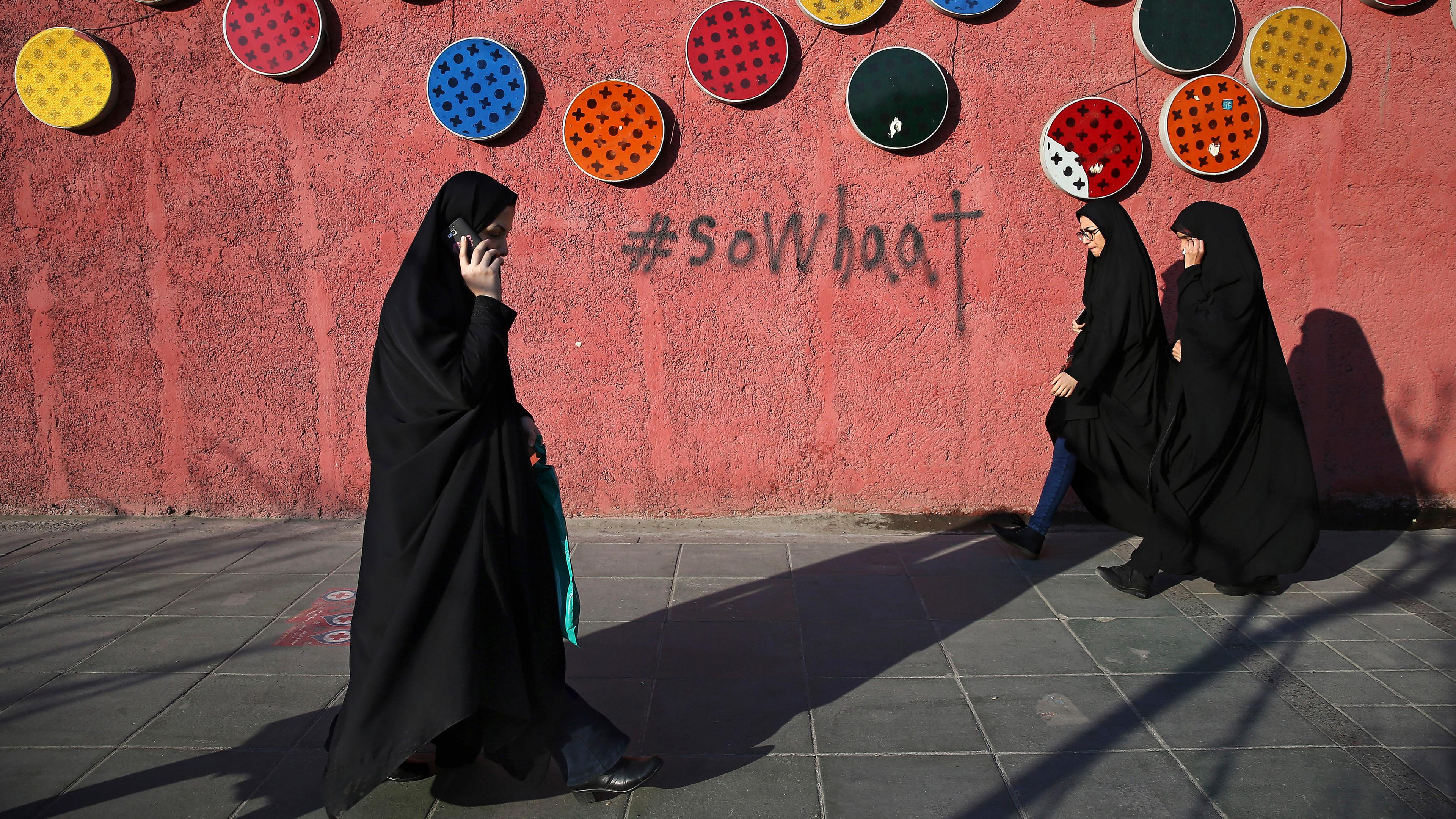 Frauen mit Kopftücher in Iran, aufgenommen am 03.01.2018 in Teheran (Iran)