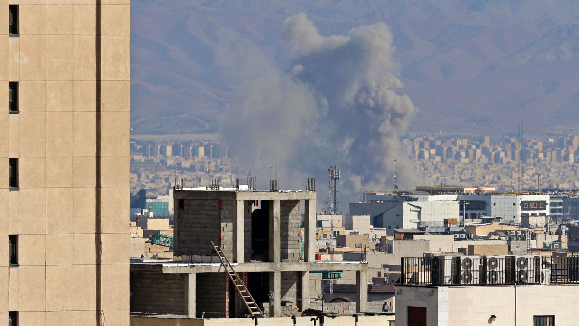 Am 6. März 2026 steigt Rauch über dem Ort von Luftangriffen in einem zentralen Bereich der iranischen Hauptstadt Teheran auf.