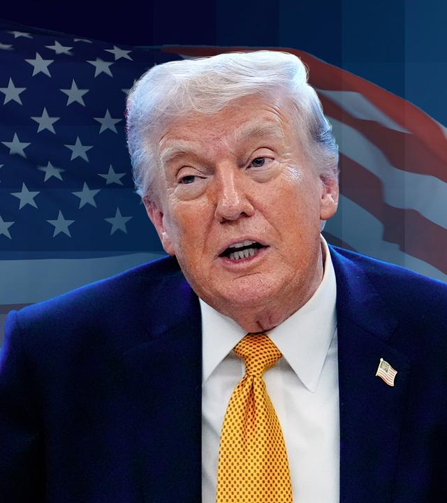 US_Präsident Trump vor einer Flagge der USA
