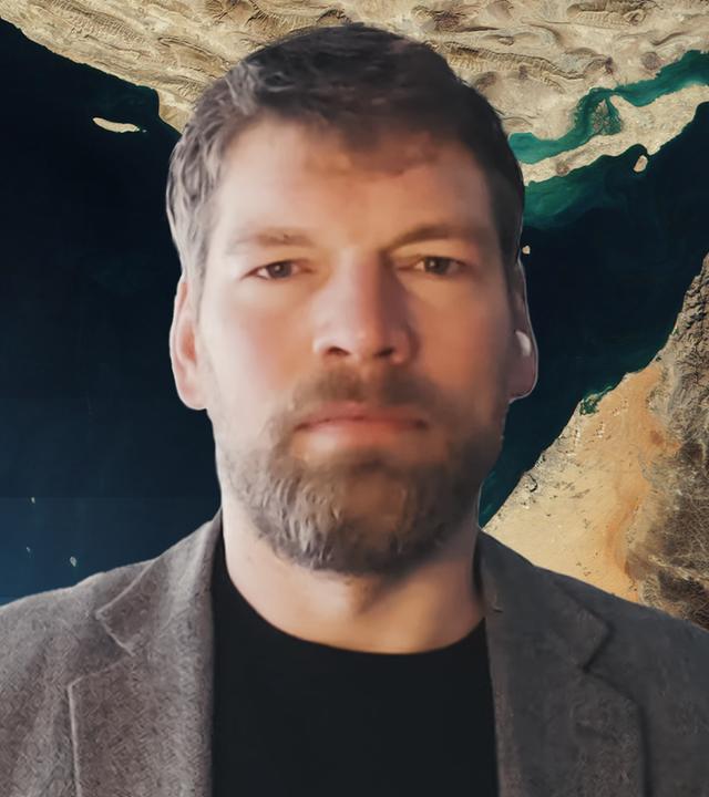 US-Präsident Donald Trump im Vordergrund mittig im Bild und im Hintergrund ein Satellitenbild von der Straße von Hormus.