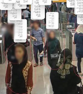 Eine Überwachungssoftware am Drehkreuz einer Metro-Station erfasst die Gesichter von Menschen.