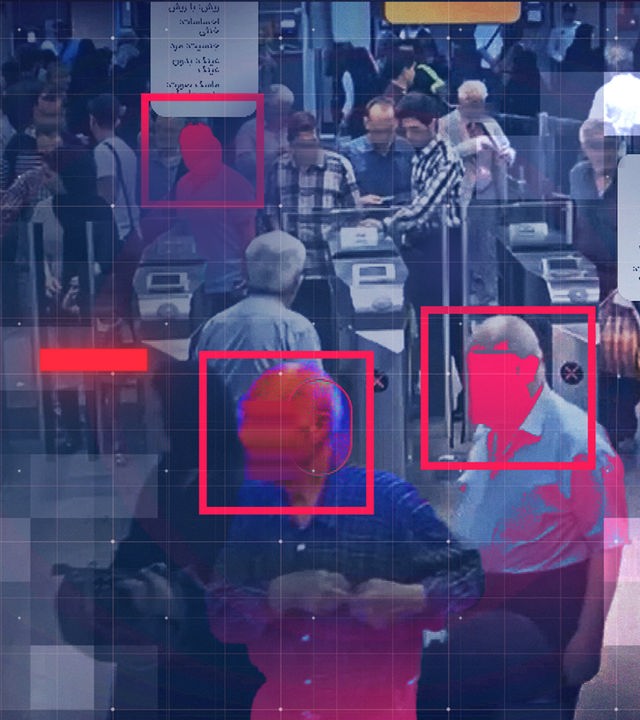 Eine Überwachungssoftware am Drehkreuz einer Metro-Station erfasst die Gesichter von Menschen.