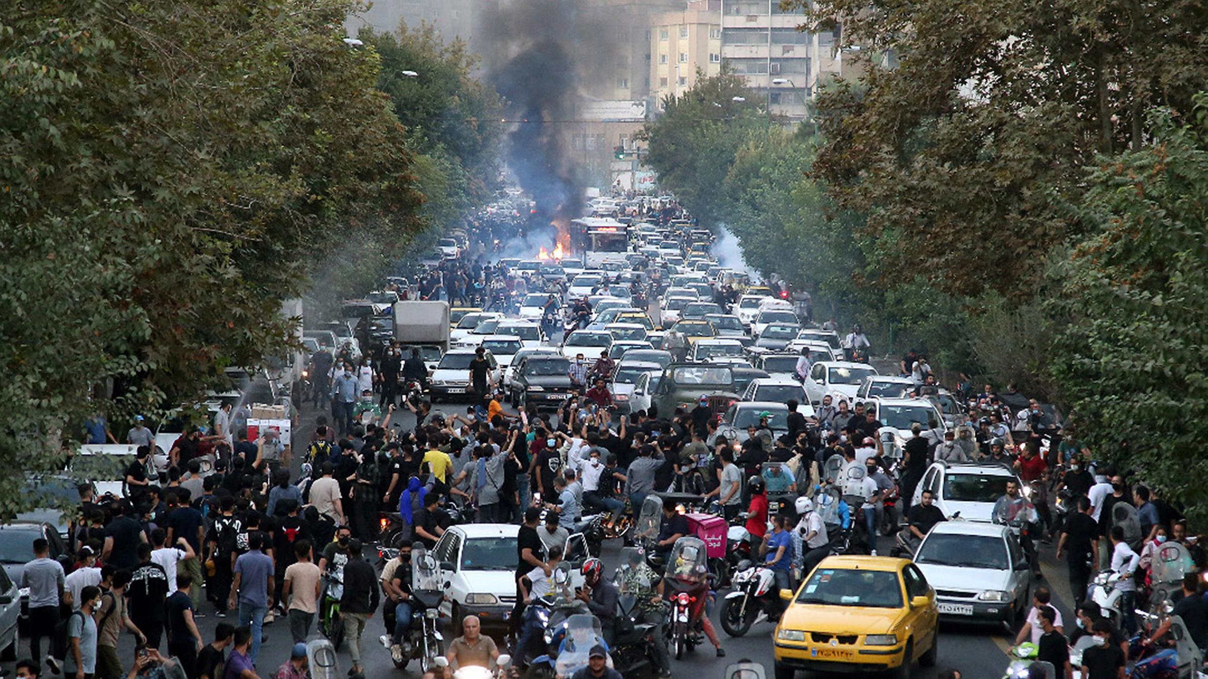 Menschen protestieren in Teheran (Iran), aufgenommen am 21.09.2022