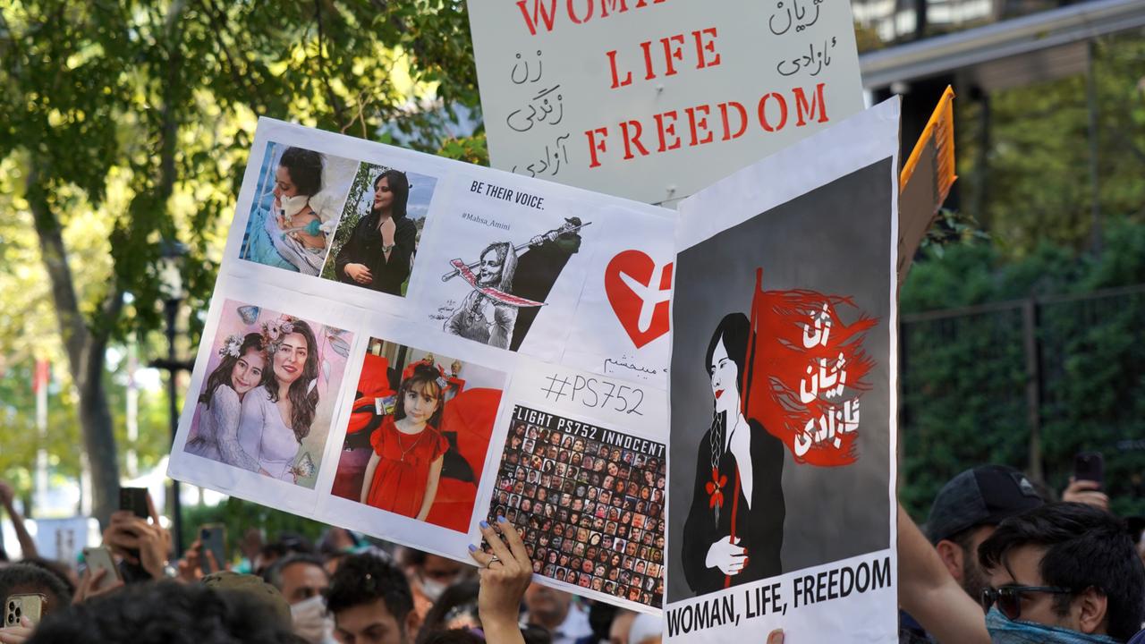 Nach Tod Der Jungen Frau Weiter Proteste Gegen Iranisches Regime 
