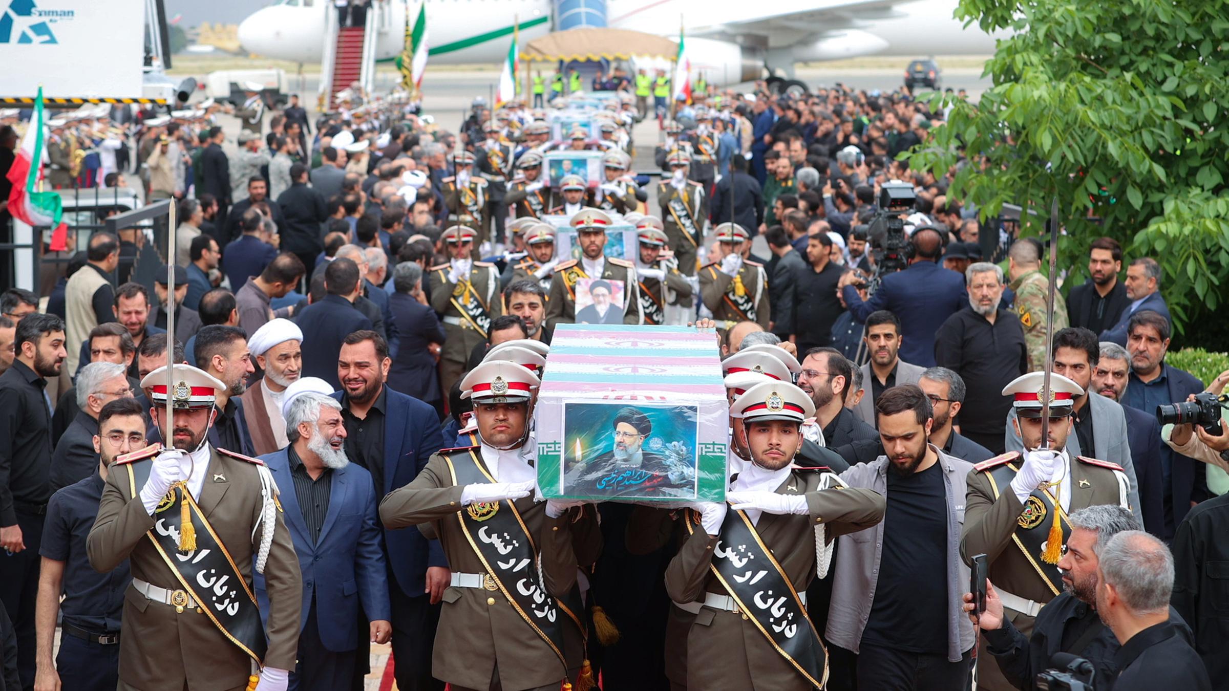 21.05.2024: Die mehrtägige Trauerfeier für den bei einem Hubschrauberabsturz gestorbenen iranischen Präsidenten Raisi hat begonnen.