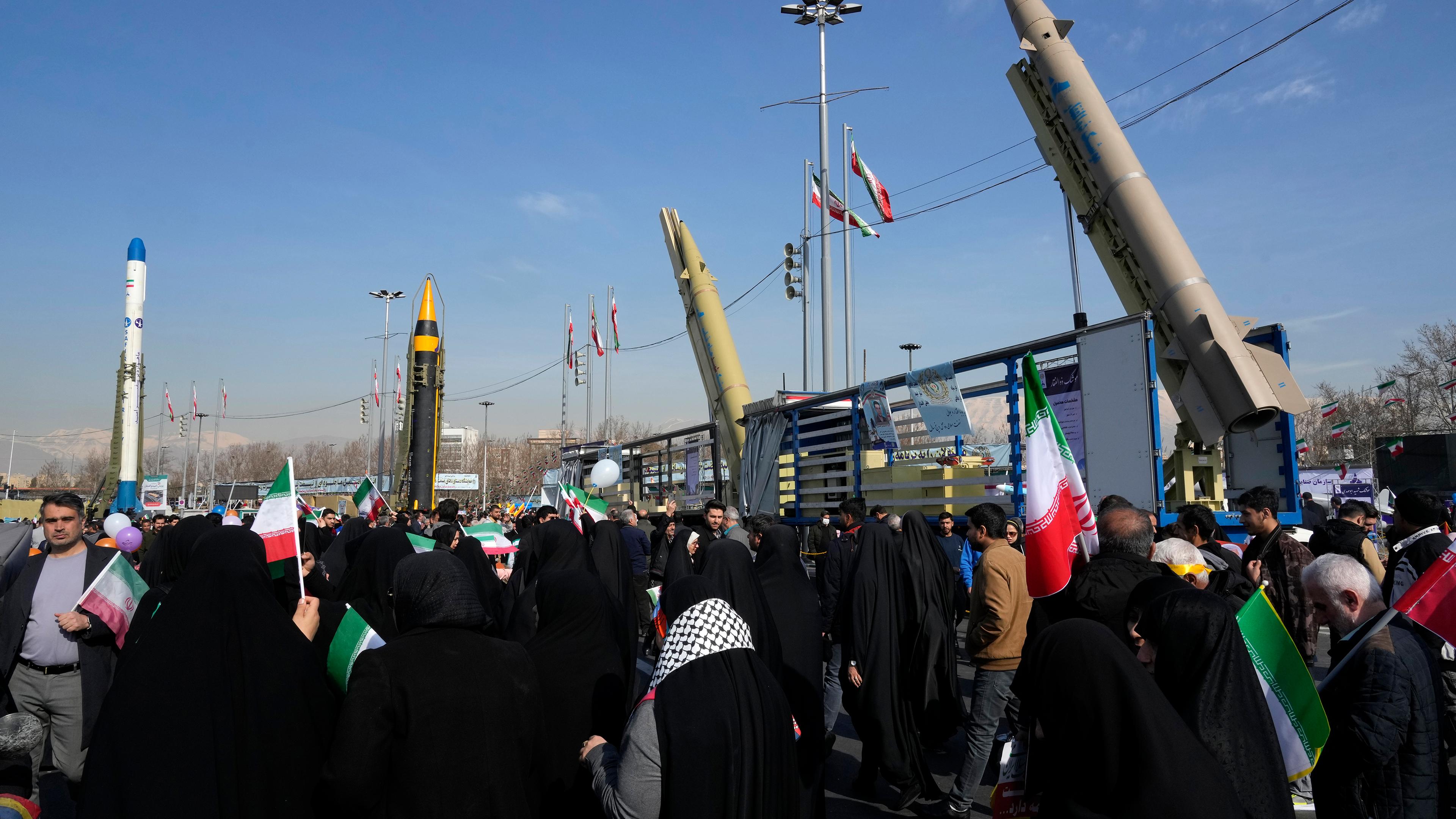 Iraner nehmen an der jährlichen Kundgebung zum Gedenken an ihre Islamische Revolution von 1979 teil
