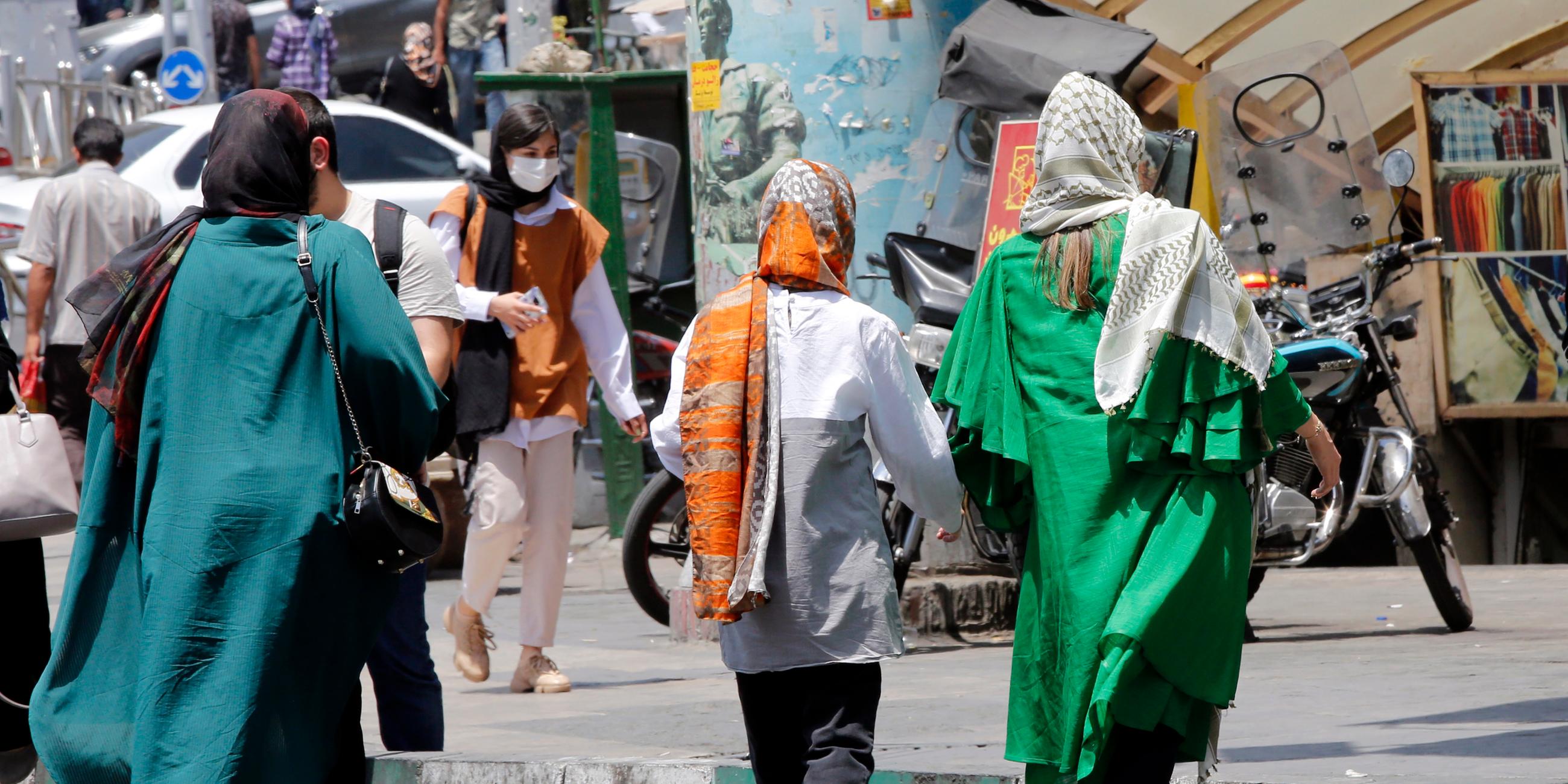 Iranische Frauen mit Kopftuch auf der Straße am 12. Juli 2022