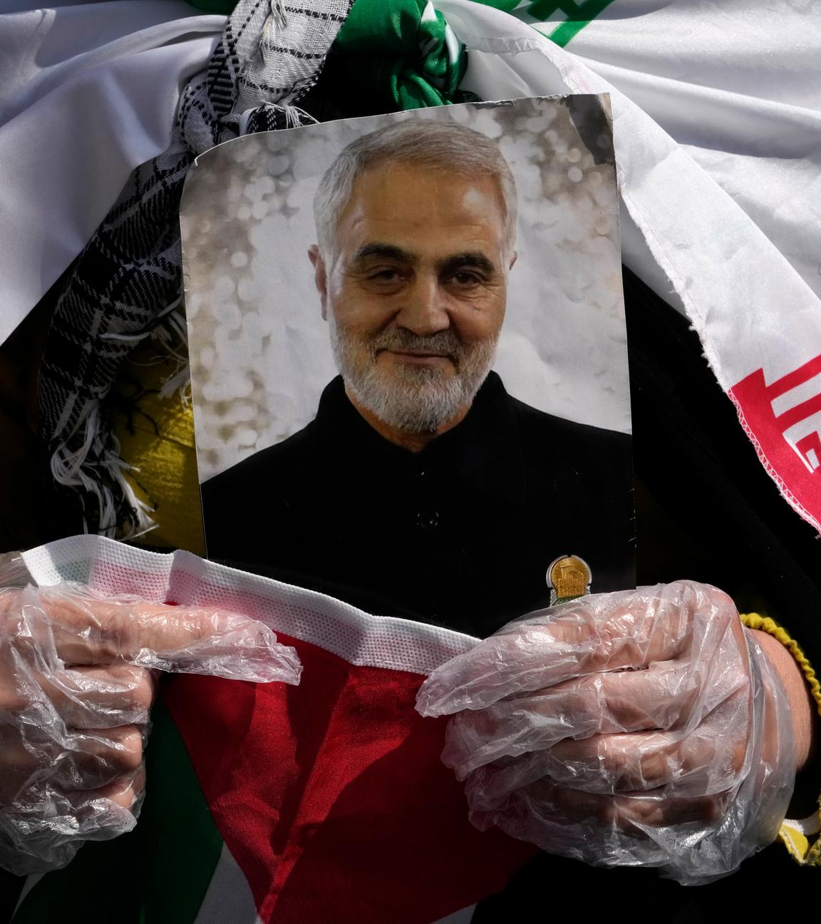 Ein Gläubiger hält ein Porträt des verstorbenen Generals der Iranischen Revolutionsgarde, Soleimani, der 2020 bei einem US-Drohnenangriff im Irak getötet wurde