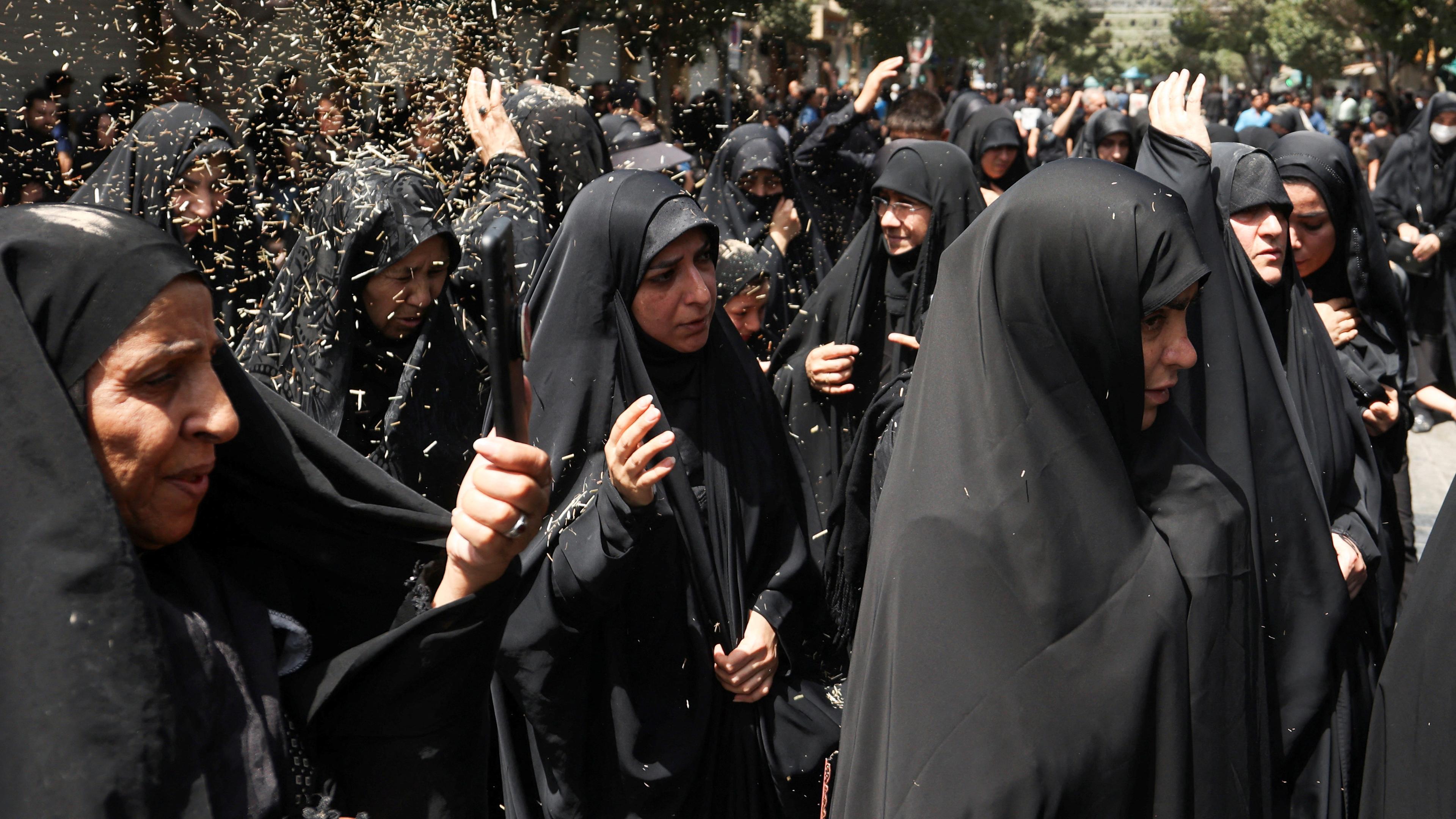Iran, Teheran, Frauen mit Kopftuch