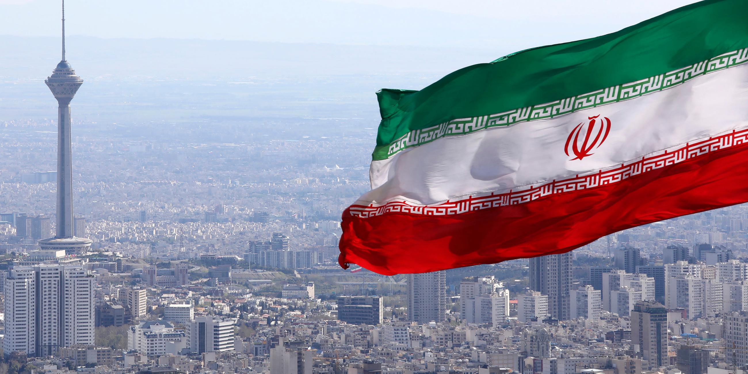 Iran, Stadtansicht von Teheran mit Nationalfahne