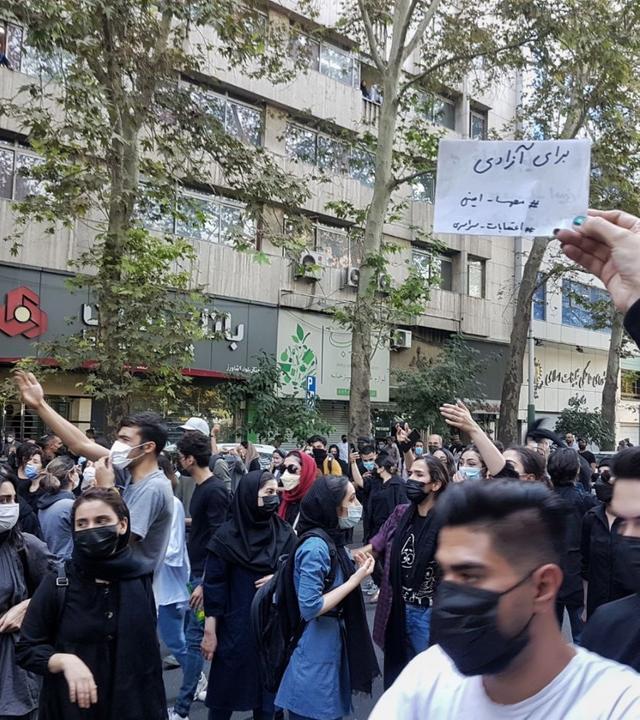Demonstranten blockieren bei Protesten in Teeran die Straßen.
