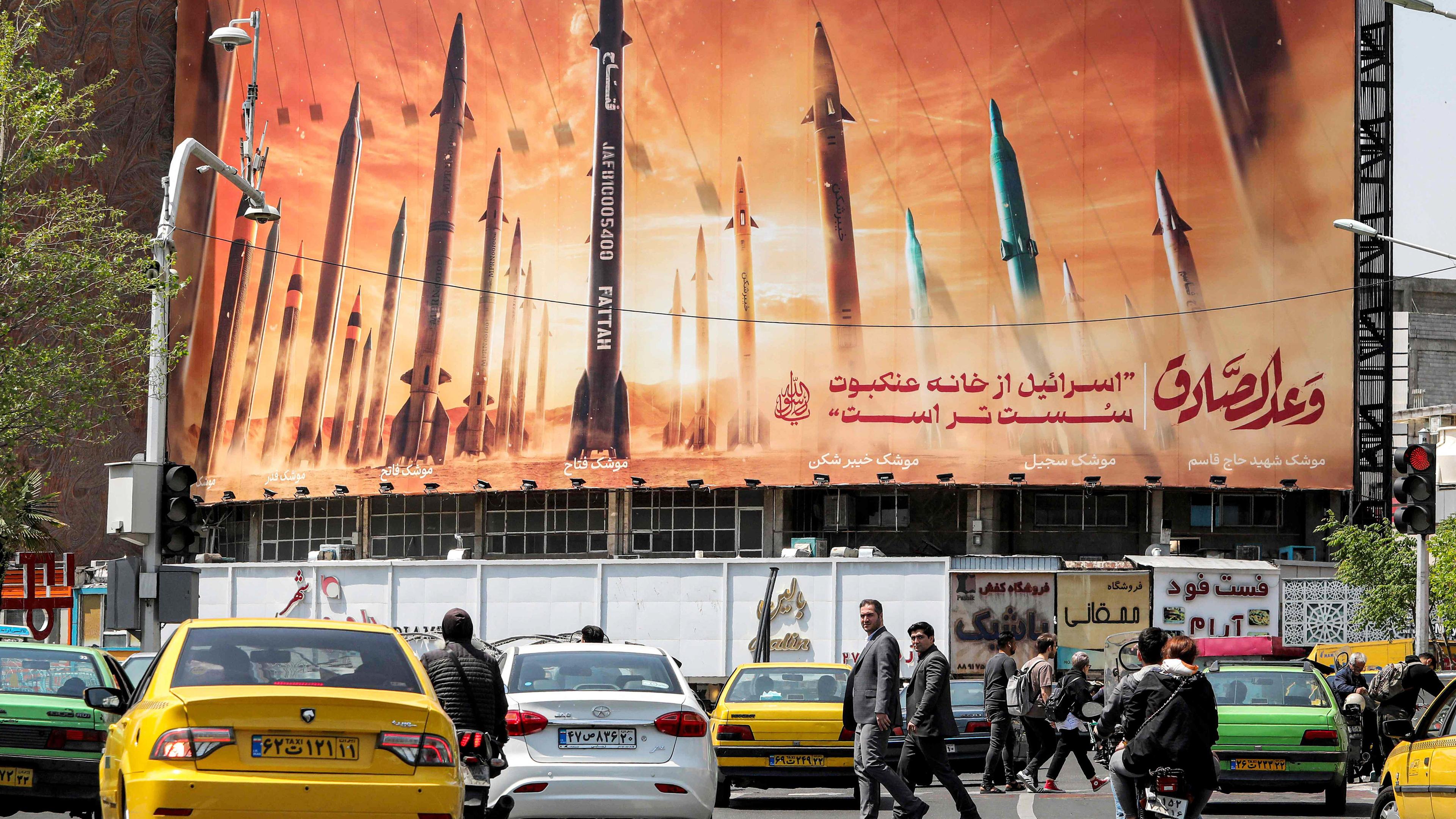Raketen auf Plakat auf Platz in Teheran, Iran