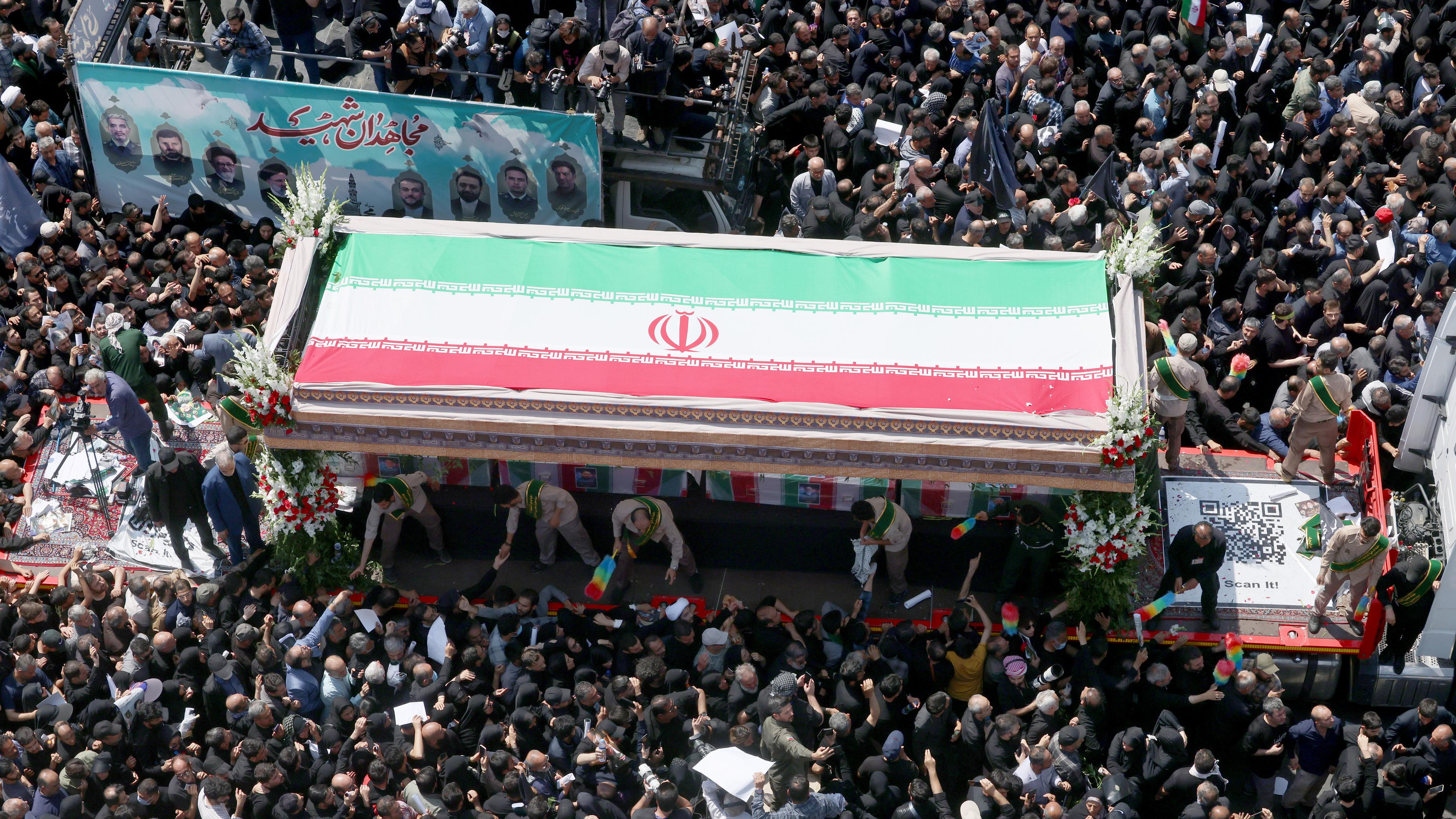 Iraner nehmen an der Trauerzeremonie für den verstorbenen Präsidenten Raisi teil.
