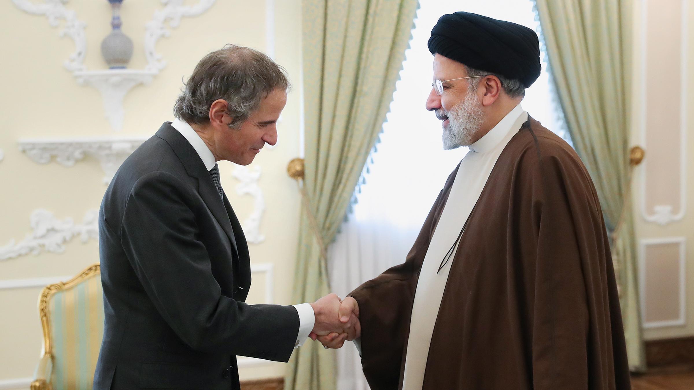 IAEA-Direktor Rafael Mariano Grossi wird von Irans Präsident Ebrahim Raisi empfangen