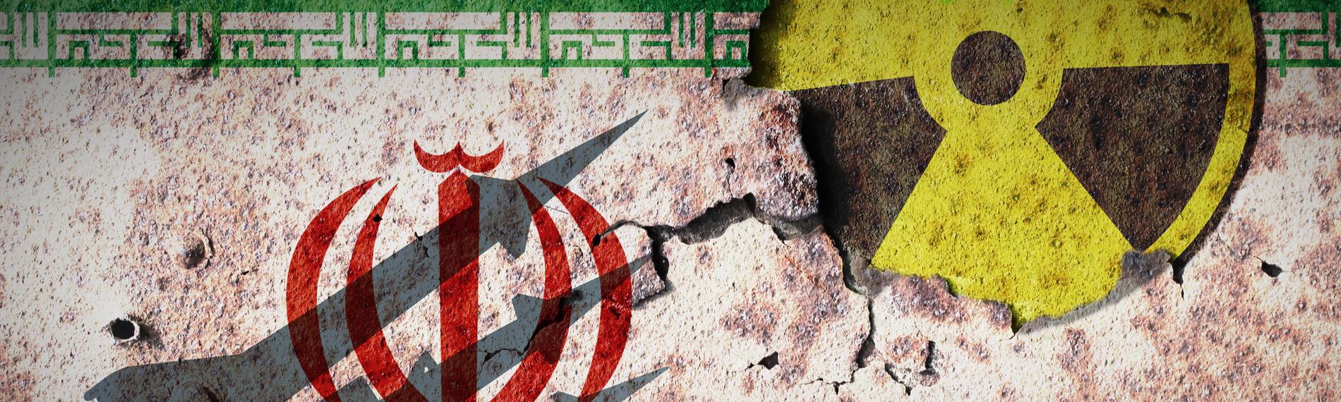 Montage: Die Flagge des Iran auf einer Wand, rechts dazu das Zeichen für Radioaktivität. Als Schatten auf der Wand mehrere militärische Raketen.