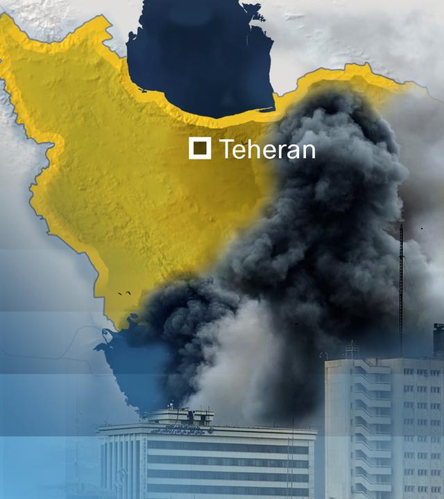Eine gelb markierte Karte des Iran mit der Hauptstadt Teheran eingezeichnet, im Vordergrund zwei Gebäude, aus denen eine schwarze Rauchwolke hinaufsteigt.