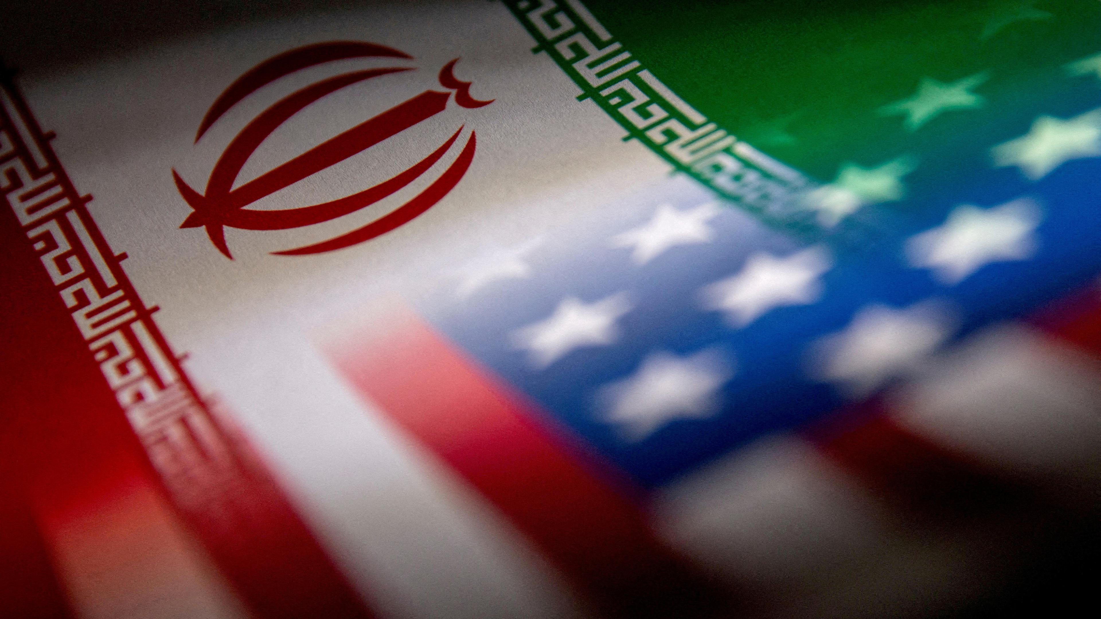 Illustration: Flaggen von USA und Iran, aufgenommen am 11.09.2023