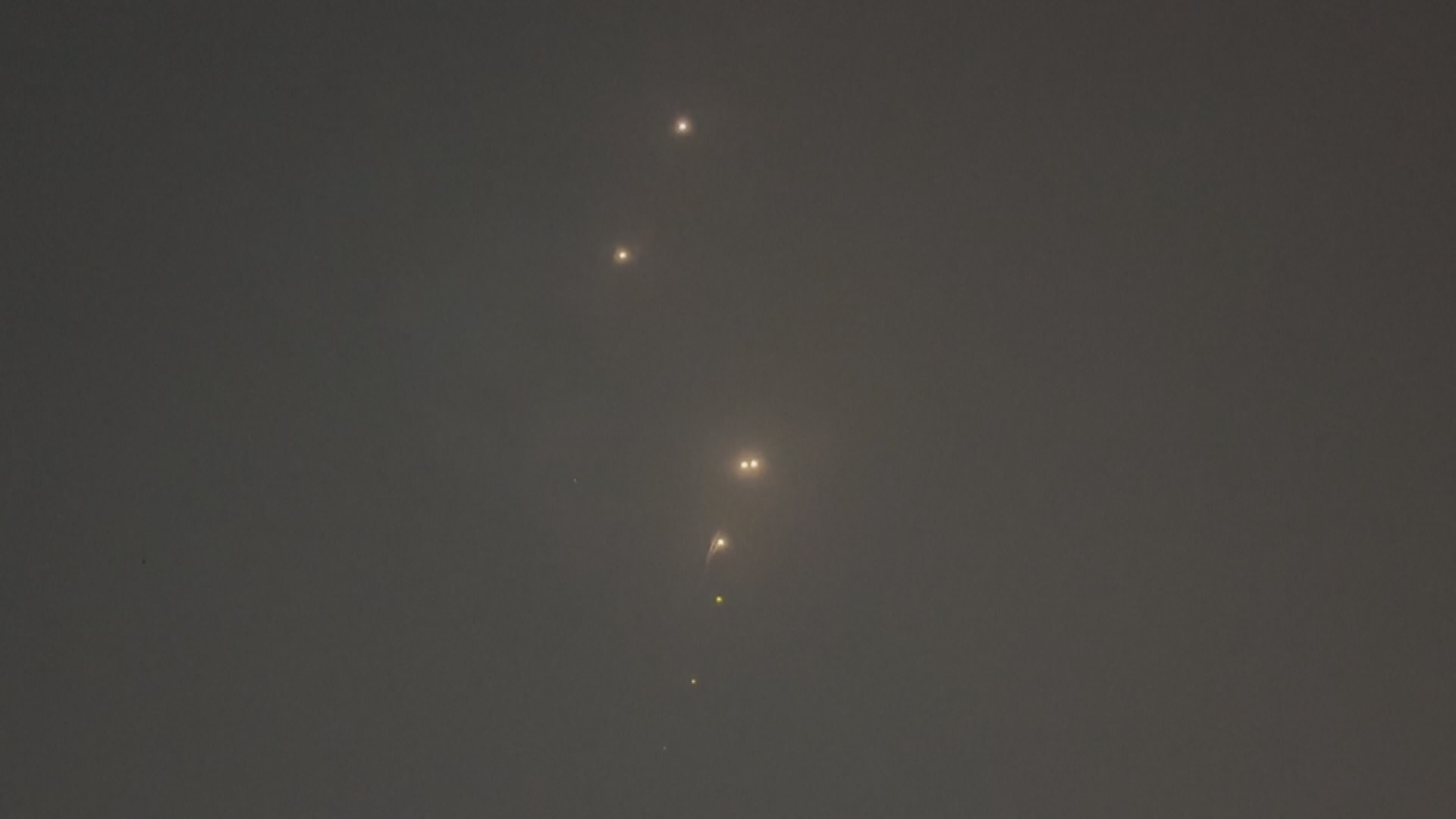 Nachthimmel über Doha, in dem leuchtende Punkte zu sehen sind.