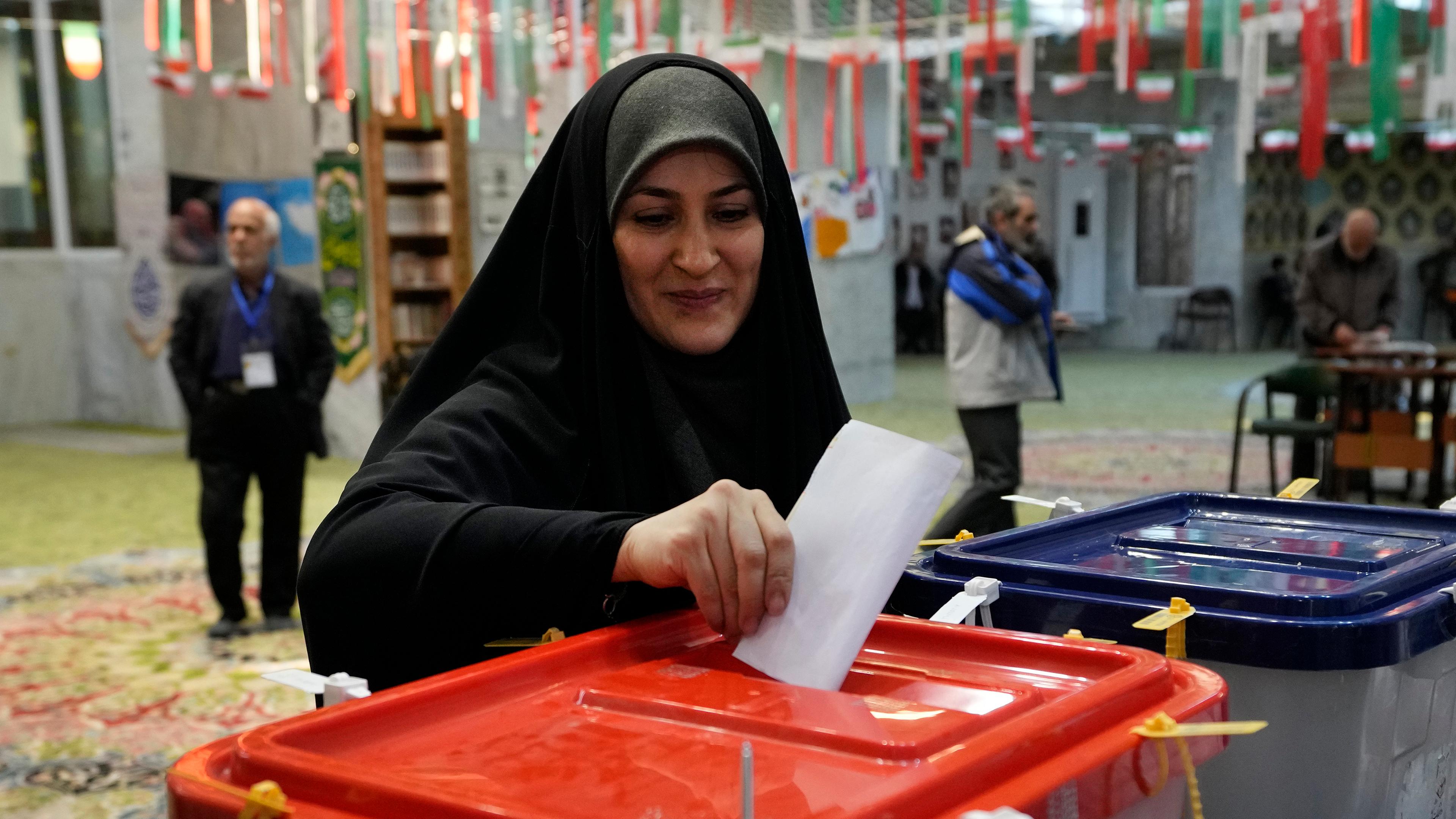 Eine Frau gibt ihre Stimme während der Parlaments- und Expertenversammlungswahlen in einem Wahllokal in Teheran