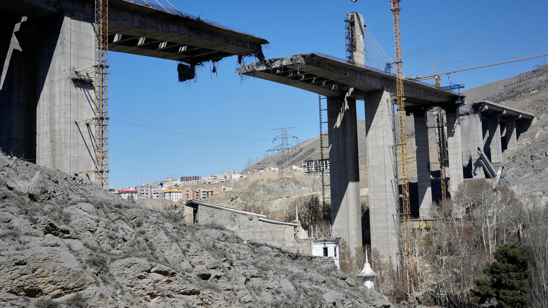 Eine neu errichtete Brücke, die am Donnerstag von US-Luftangriffen getroffen wurde, ist am Freitag, dem 3. April 2026, in Karaj westlich von Teheran, Iran, zu sehen.