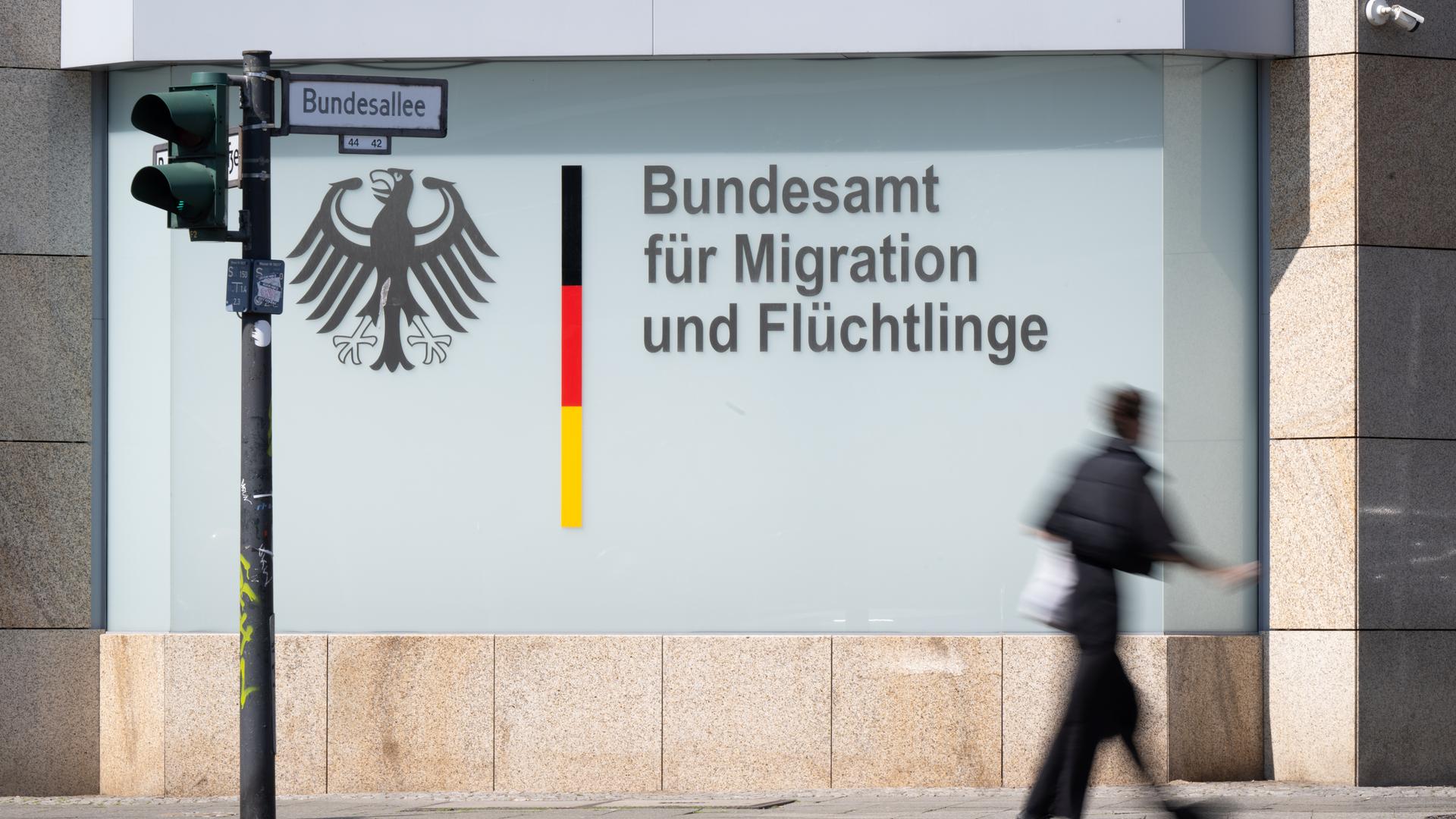 Ein Mann geht vor dem Bundesamt für Migration und Flüchtlinge vorbei.