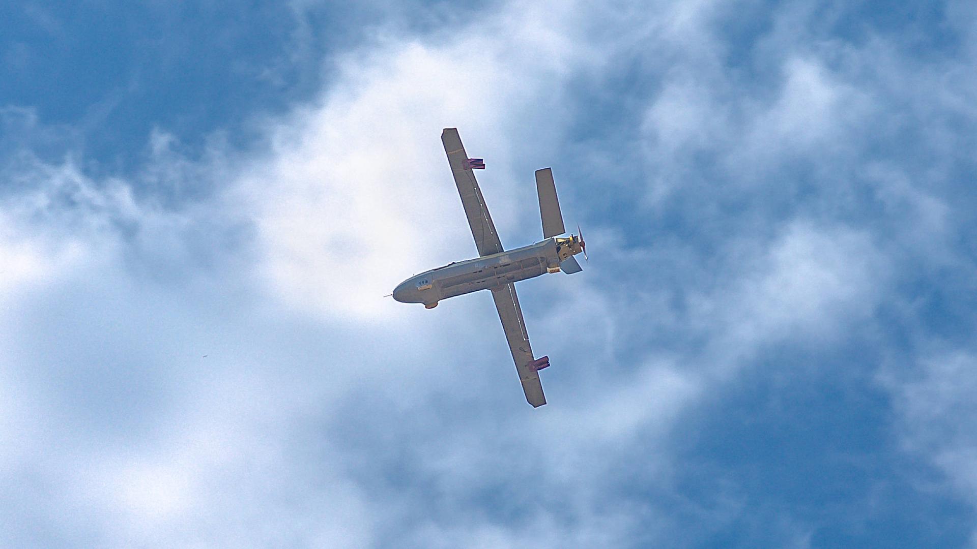 Eine iranische Shahed-129 "Kamikaze"-Drohne fliegt am 07.03.2024 über den Himmel von Kermanshah, Iran.