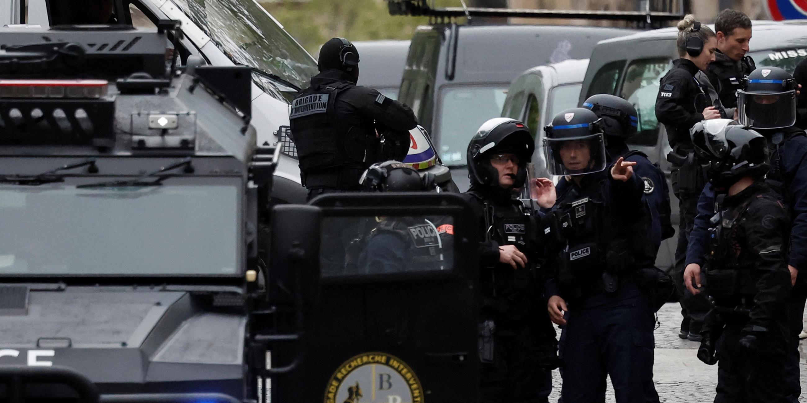Französische Polizisten und Angehörige der französischen Spezialeinheiten sichern das Gebiet in der Nähe des iranischen Konsulats, in dem ein Mann droht, sich in die Luft zu sprengen, in Paris, 19.04.2024.