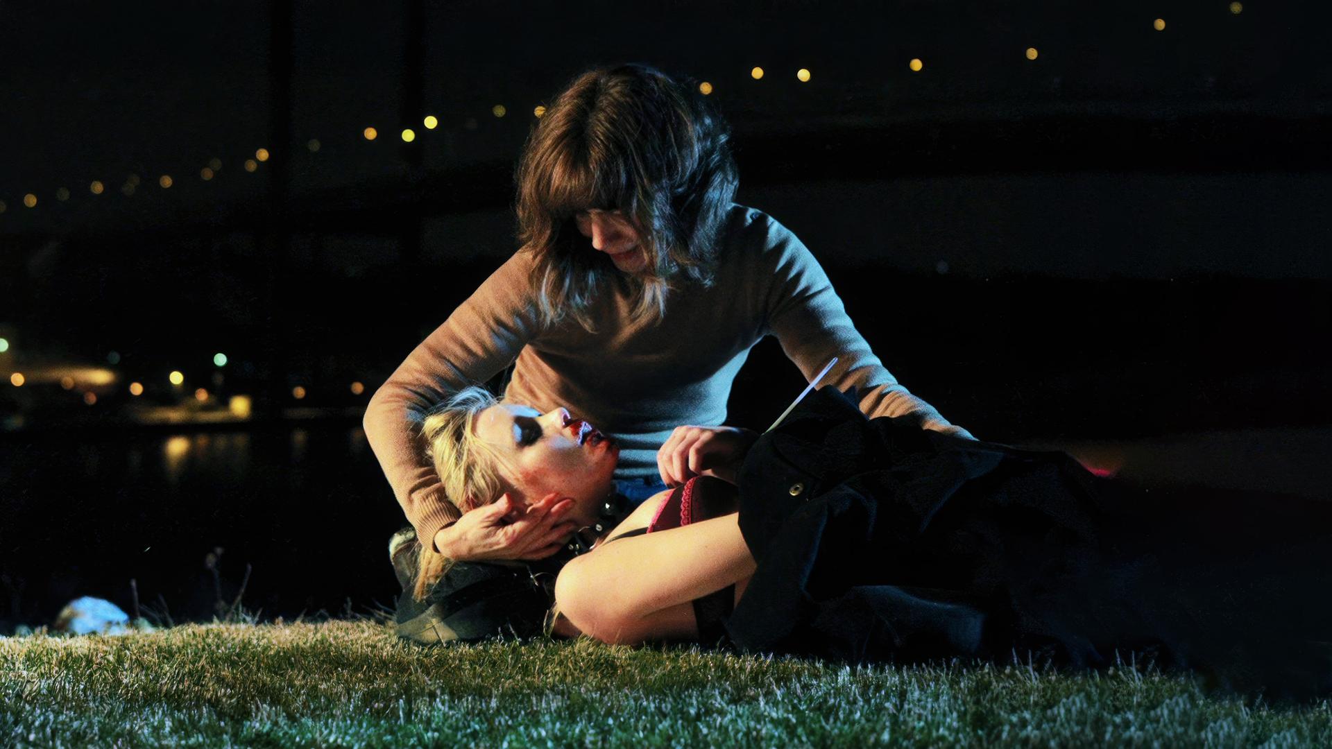 Eine Frau hält ein leicht bekleidetes Mädchen mit Nasenbluten in den Armen