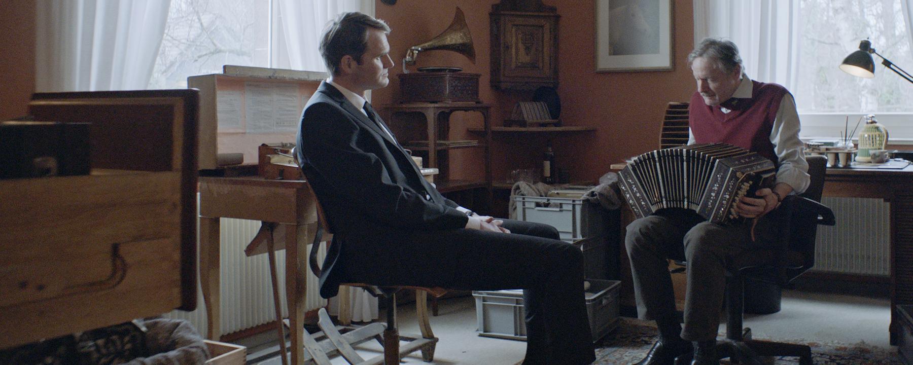 Karsten (Fabian Hinrichs, l.) erlebt, wie sehr sein Vater Theodor (Michael Wittenborn, r.) durch seine Parkinson-Erkrankung beim Musizieren eingeschränkt ist.