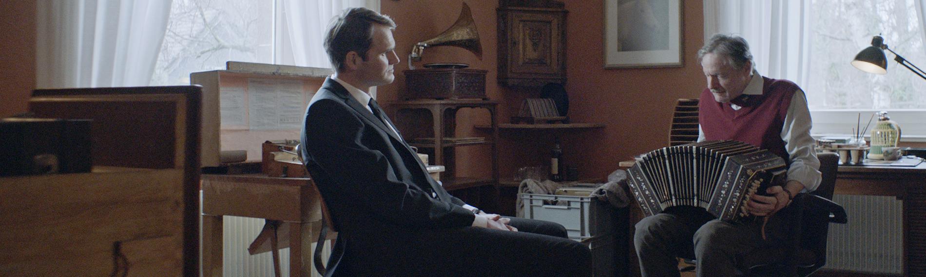 Karsten (Fabian Hinrichs, l.) erlebt, wie sehr sein Vater Theodor (Michael Wittenborn, r.) durch seine Parkinson-Erkrankung beim Musizieren eingeschränkt ist.