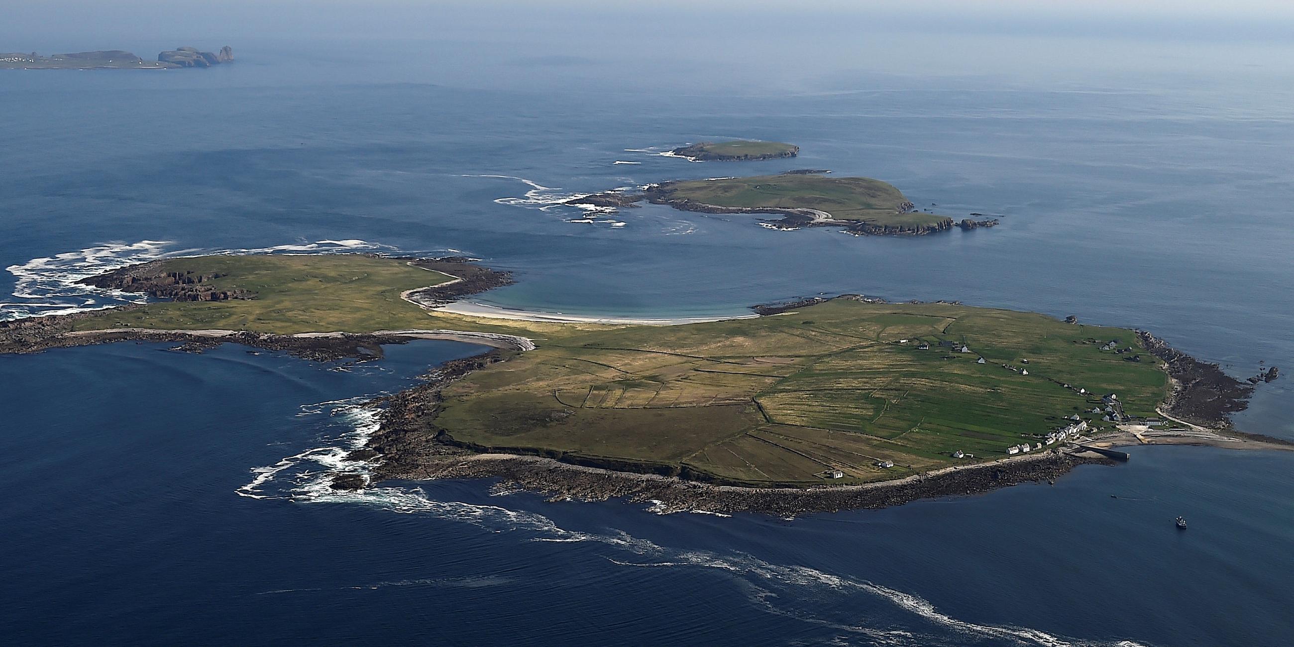 Irland, Inishbofin: Die Insel Inishbofin im County Donegal, fotografiert aus einem Helikopter.