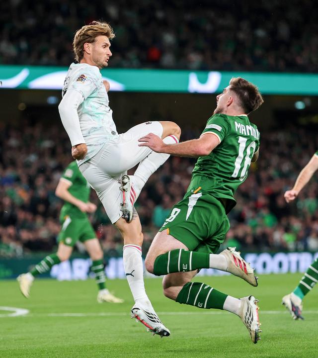 Der österreichische Nationalspieler Stefan Posch trifft im Zweikampf seinen irischen Gegenspieler Ryan Manning mit dem Knie.
