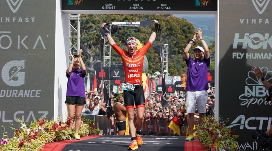 Chelsea Sodaro jubelt im Ziel des Ironman auf Hawaii