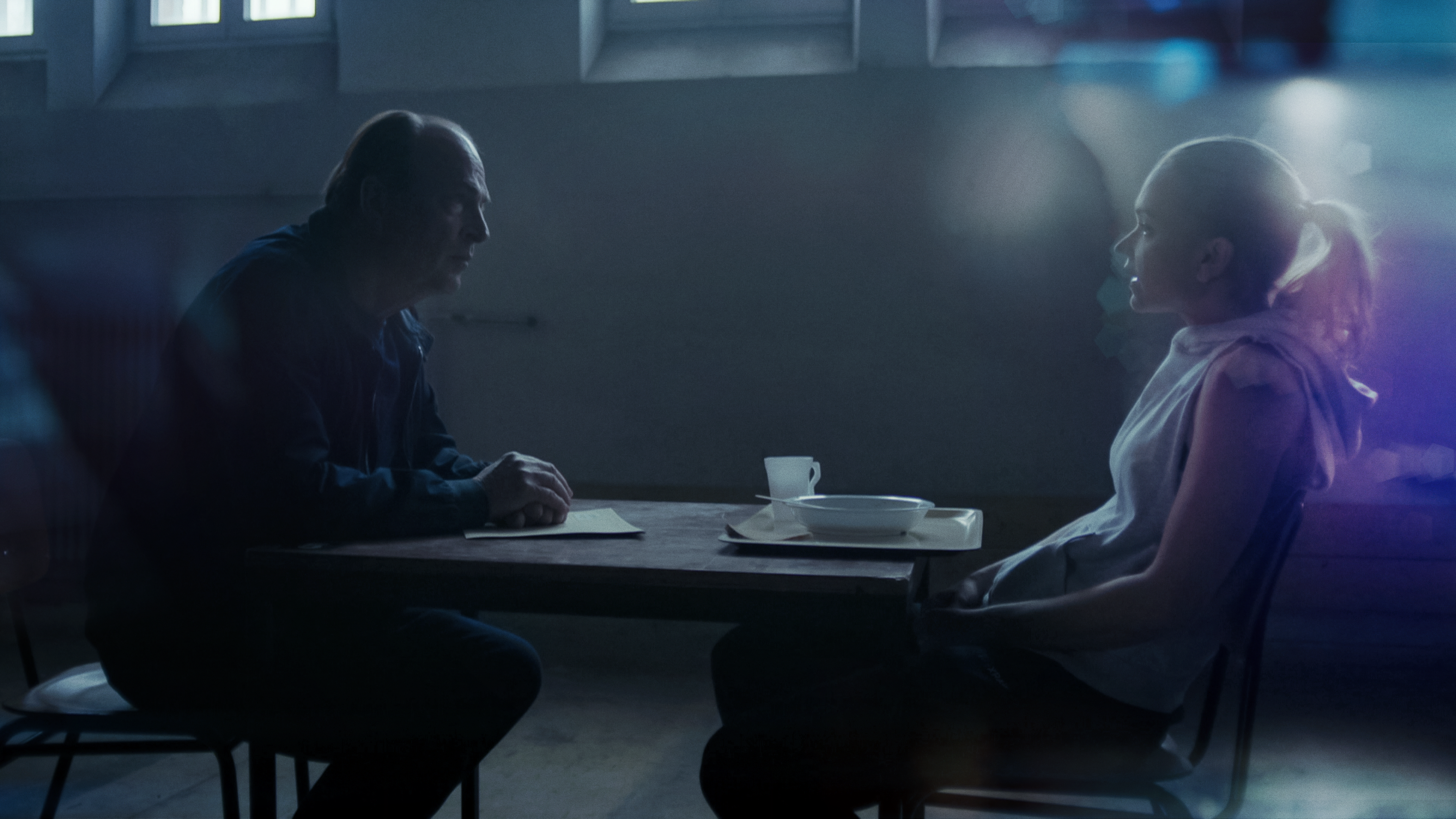 Sarah Kohr ( Lisa Maria Potthoff) wird im Gefängnis von Staatsanwalt Anton Mehringer (Herbert Knaup) befragt. 