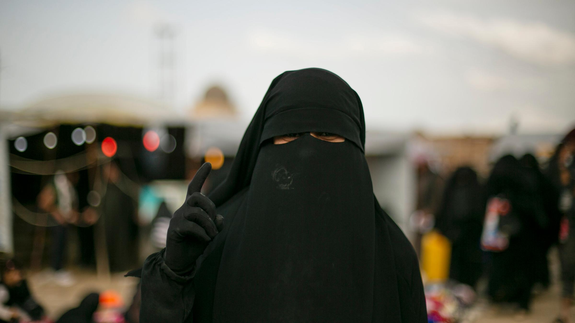 Eine Frau mit Niqab steht im Gefangenenlager Al-Hol in Syrien, wo Tausende Familien von IS-Kämpfern leben. 